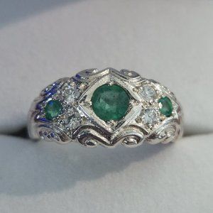 Pretty Vintage look Emerald & Diamond Ring in Sterling Silver
